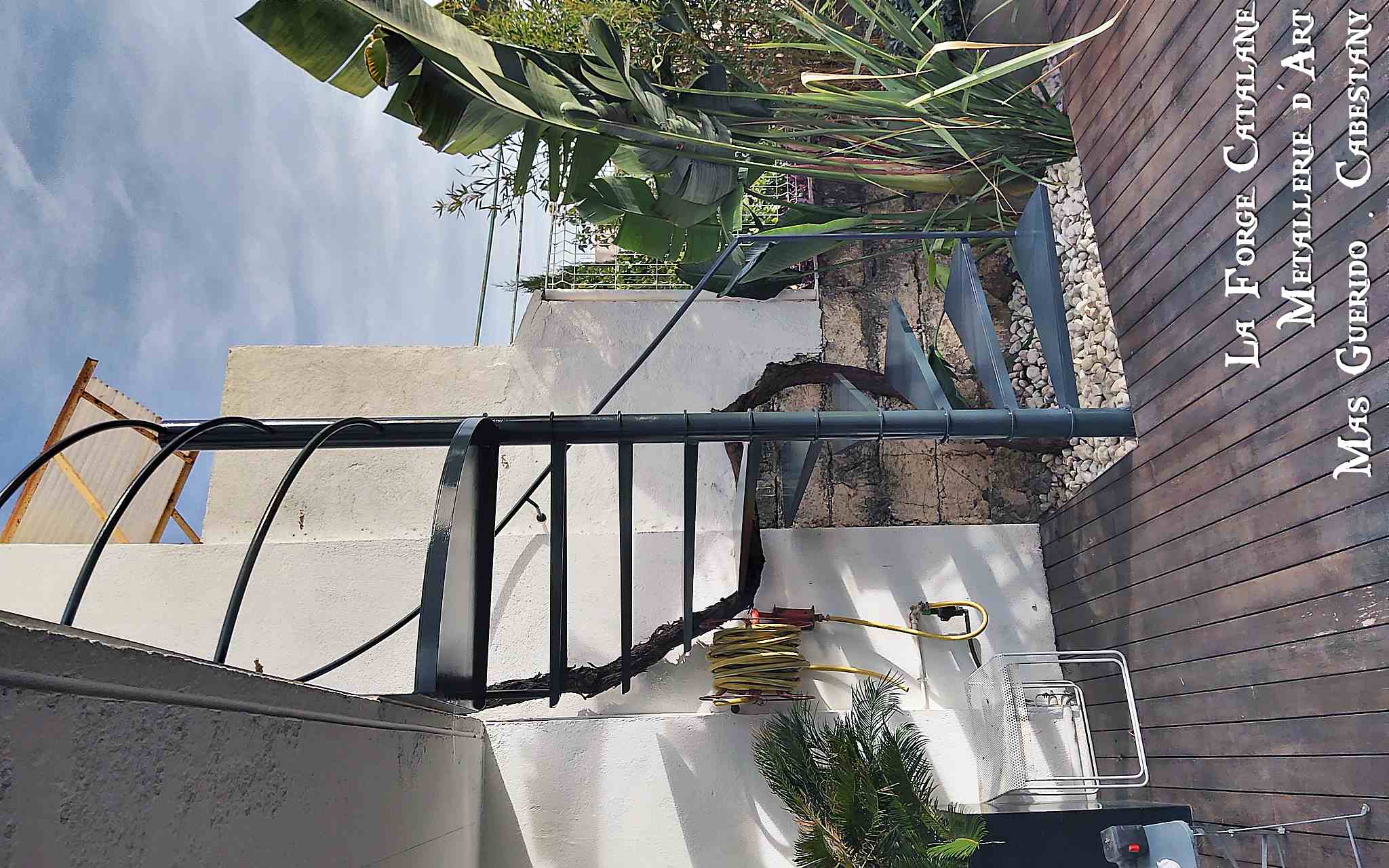 escalier helicoidal exterieur main courante debillardee fer forge Forge Catalane 4.jpg